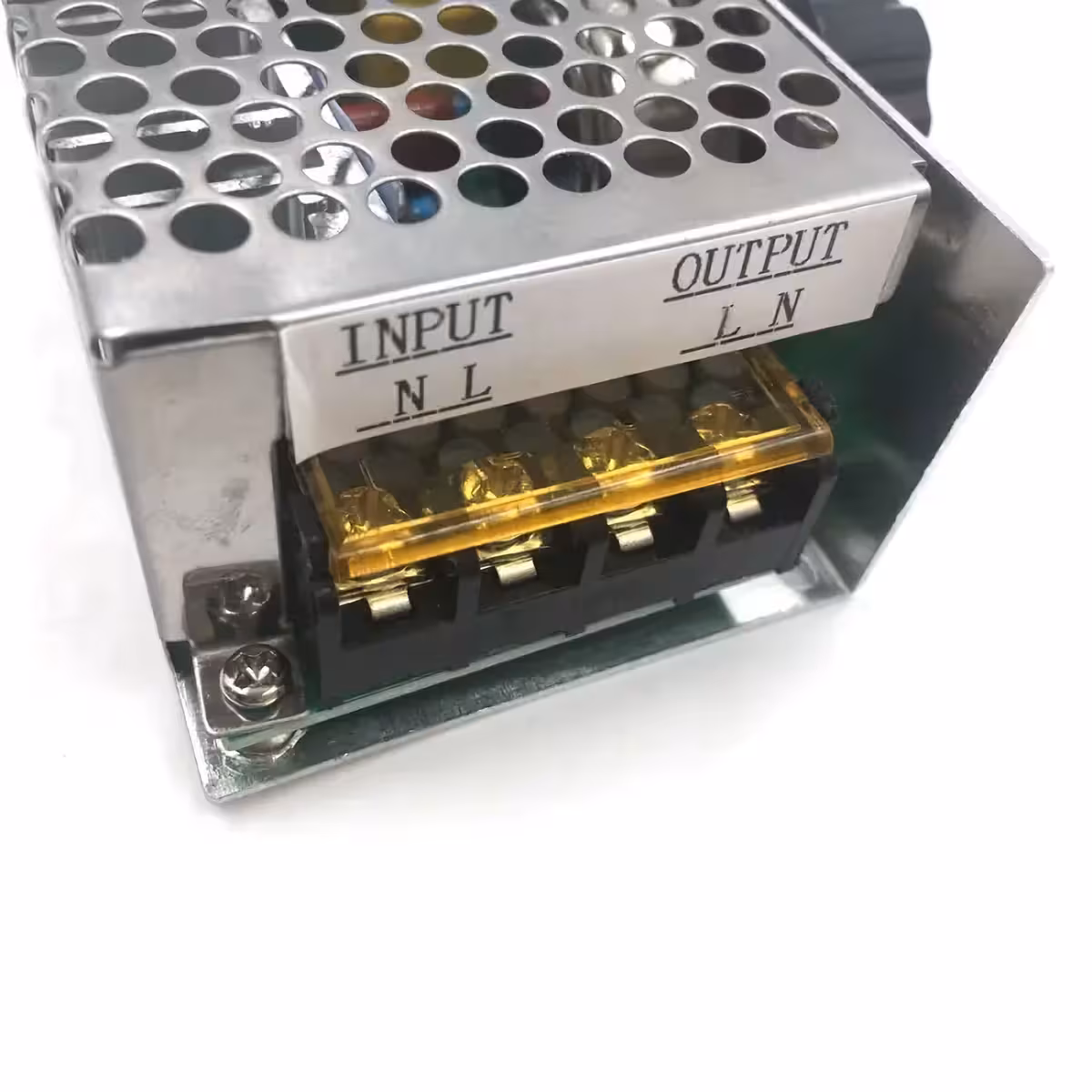 Oldalsó bekötések kép a váltakozó áram bemenetre és kimenetre