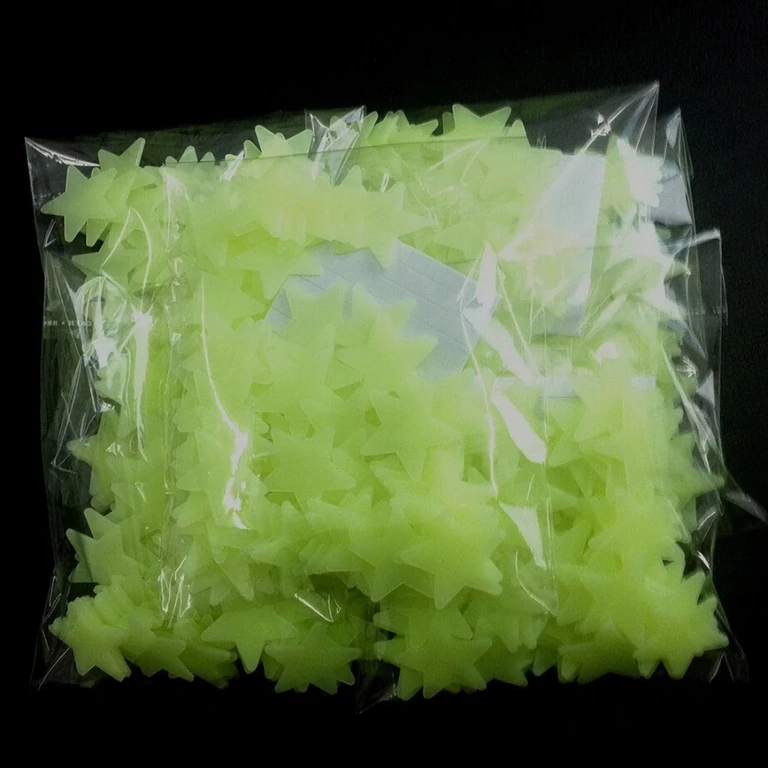 Dekoracja pokoju dziecięcego z fluorescencyjnymi gwiazdkami
