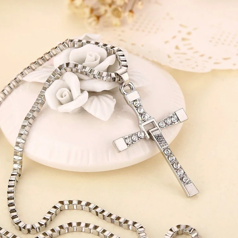 Akcesorium auto & urban – krzyż z syntetycznymi kamieniami