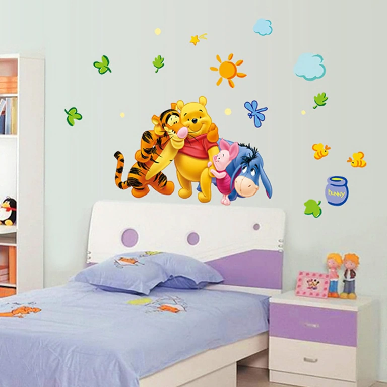 Stickere cu Winnie the Pooh pentru decorarea pereților în dormitorul copiilor