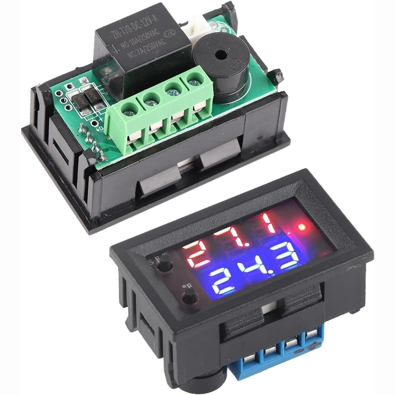 Termosztát – elő- és hátoldali nézet A termosztát eleje és hátulja kijelzővel és csatlakozókkal