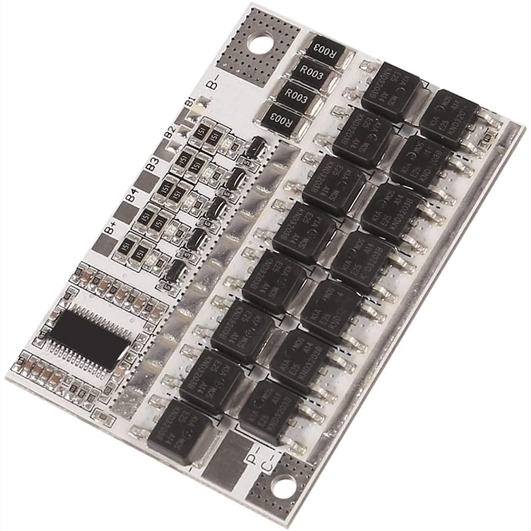 BMS 5S 100A modul közelről Részletes kép a BMS 5S 100A panel elülső részéről, elektronikai komponensek láthatóak