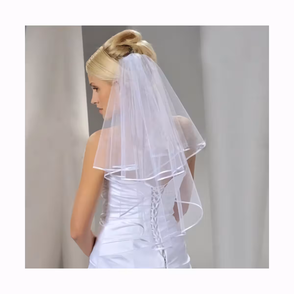 Klasyczny dodatek ślubny, bez aplikacji, pasujący do każdego stylu sukni