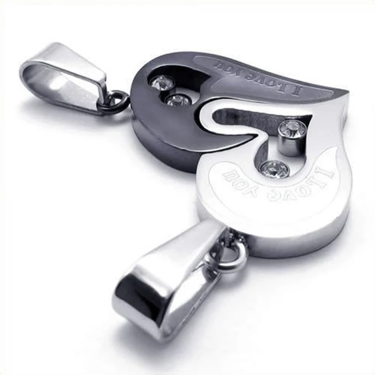 Srebrne i czarne wisiorki serce dla par Wisiorki serca w kolorze srebrnym i czarnym dla par