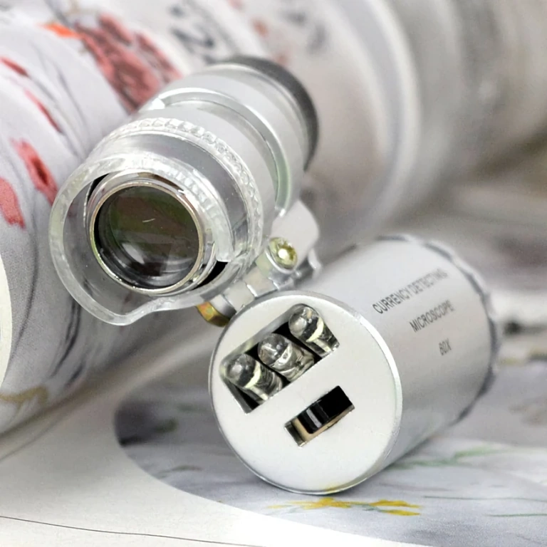 Kompakt hordozható mikroszkóp LED és UV lámpával részletes vizsgálatokhoz