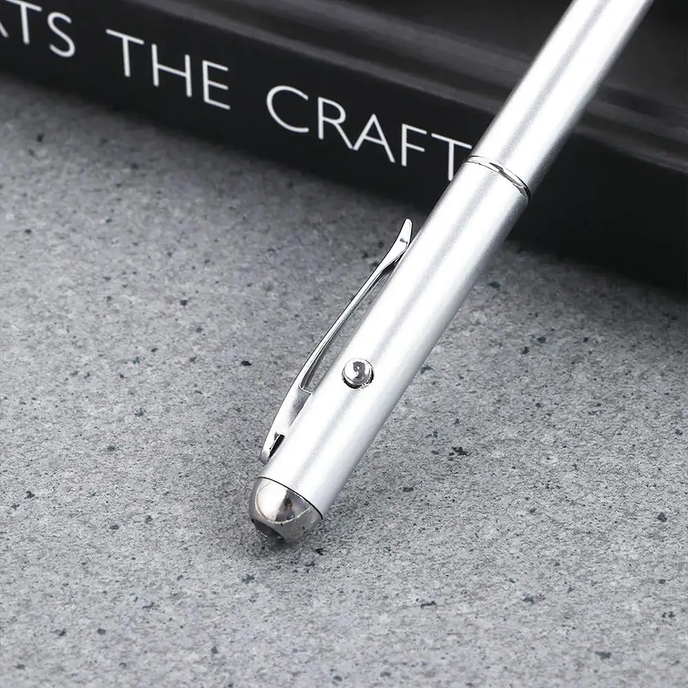 Srebrny długopis z wbudowanym światłem do wiadomości widocznych w ciemności