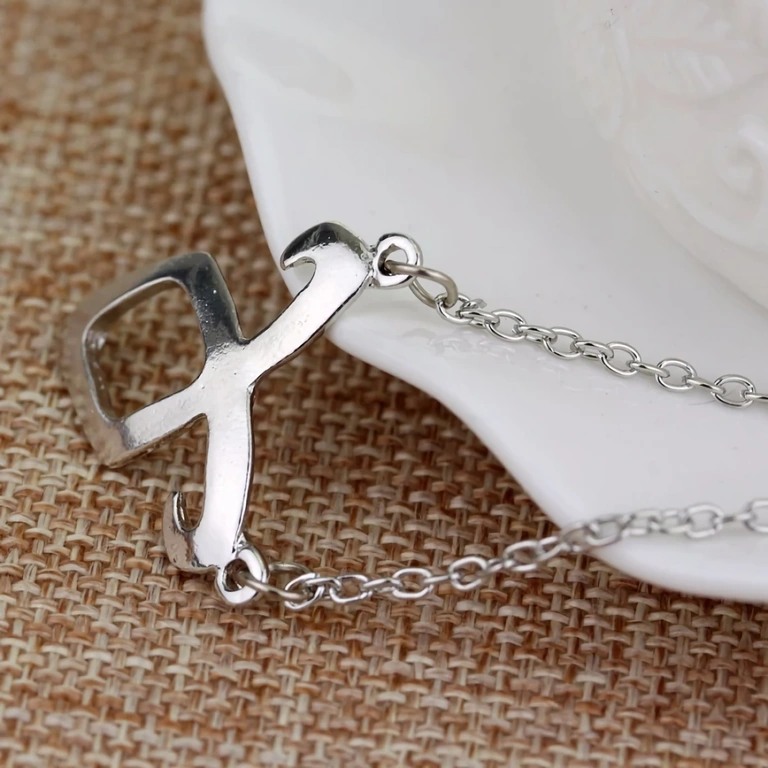Wisiorek o designie fantasy, oparty na symbolach z Mortal Instruments