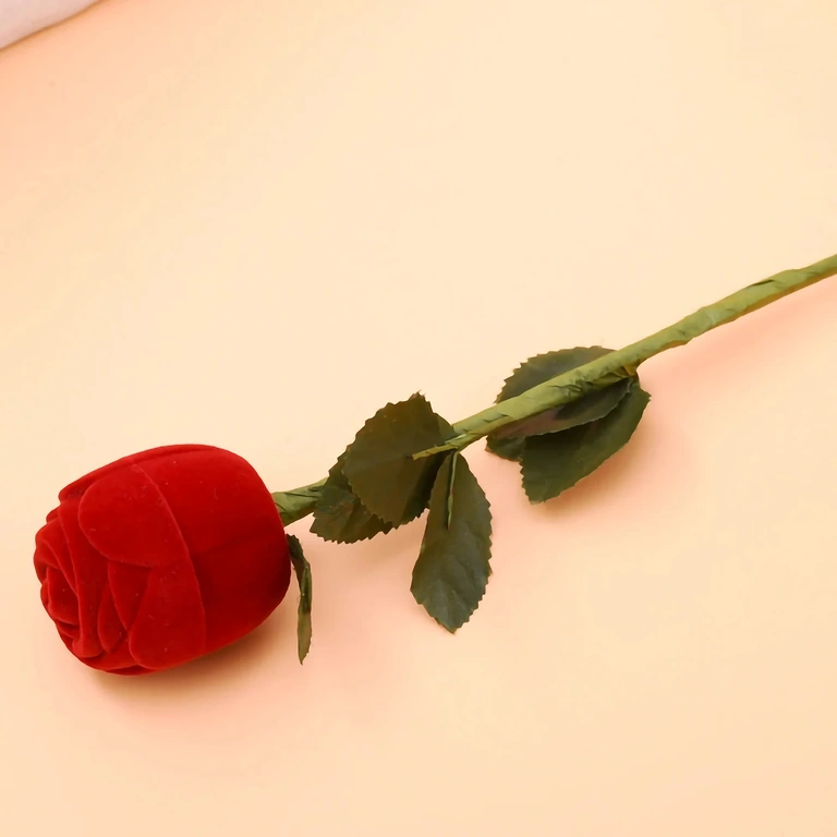 Czerwona aksamitna róża na kolczyki lub pierścionek Czerwone aksamitne pudełko w kształcie róży na biżuterię – kolczyki lub pierścionek