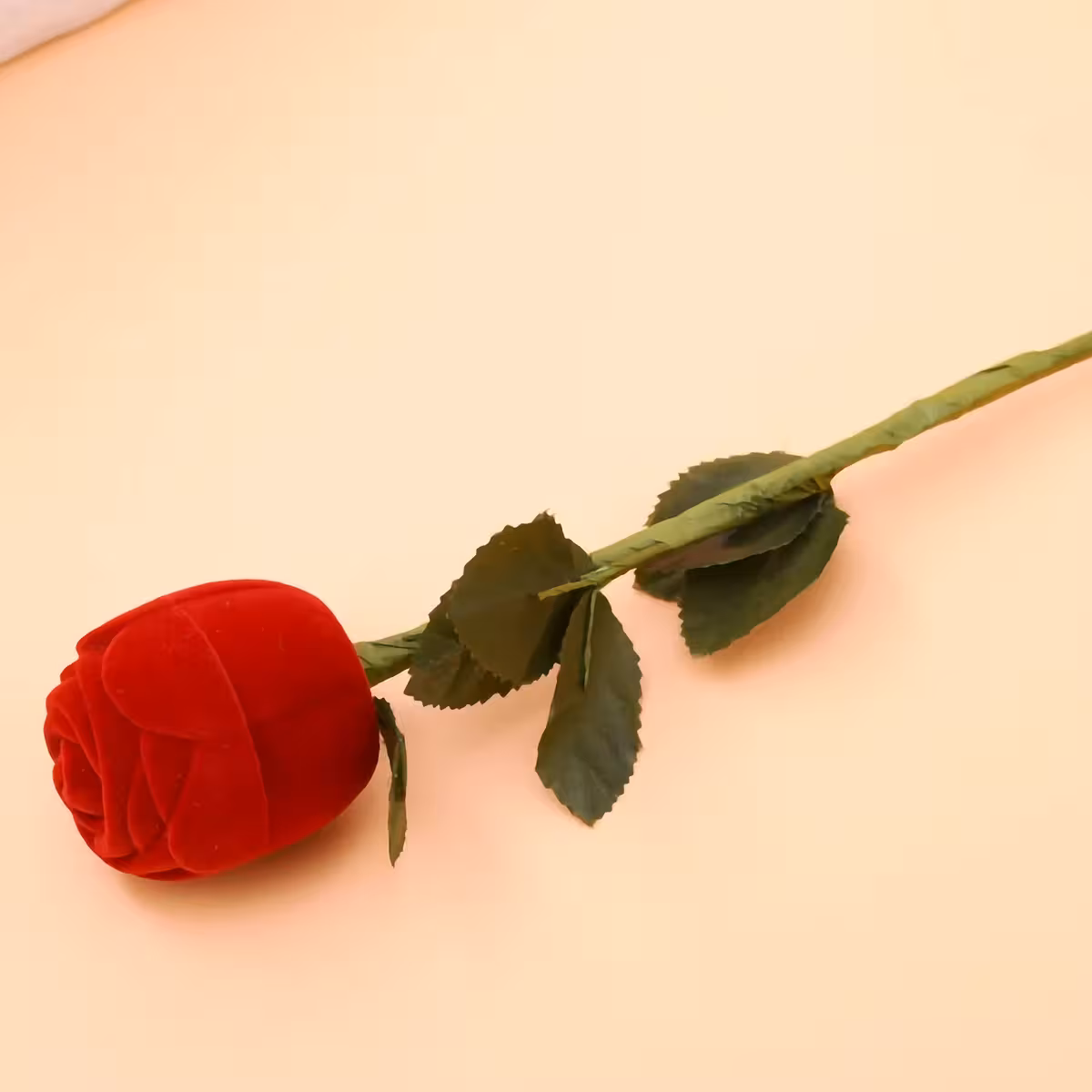 Czerwone aksamitne pudełko w kształcie róży na biżuterię – kolczyki lub pierścionek