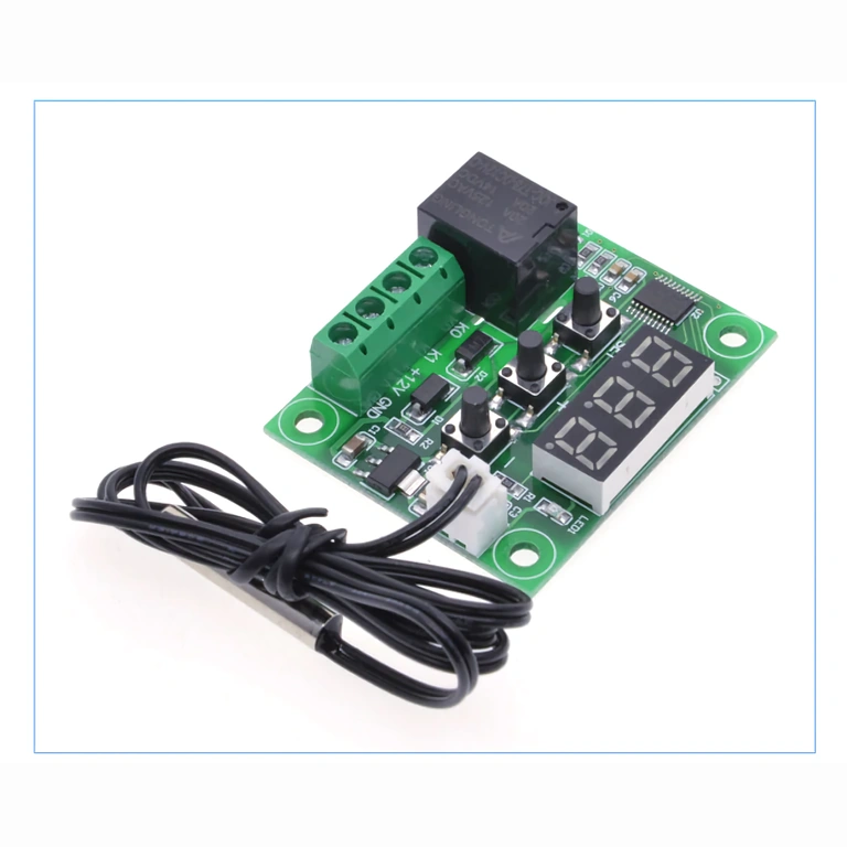 Digitális termosztát elülső panel LED kijelző és hőmérséklet szabályozó gombok