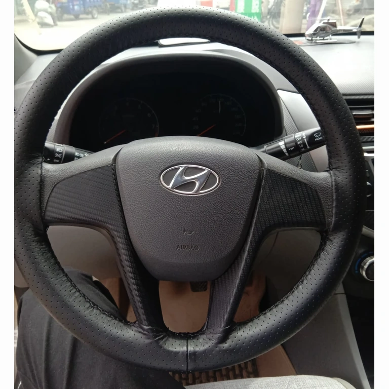 Czarny pokrowiec na kierownicę z lepszą przyczepnością Czarny pokrowiec ze skóry z antypoślizgową fakturą dla komfortowej jazdy