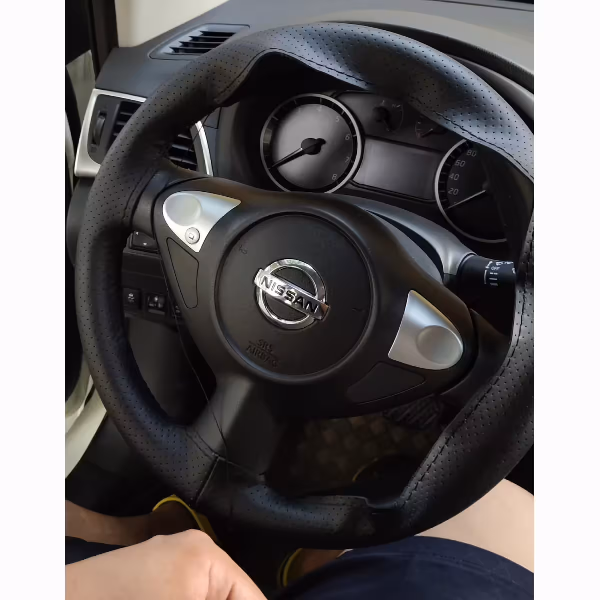 Ręcznie szyty pokrowiec na kierownicę z igłą i nicią w zestawie