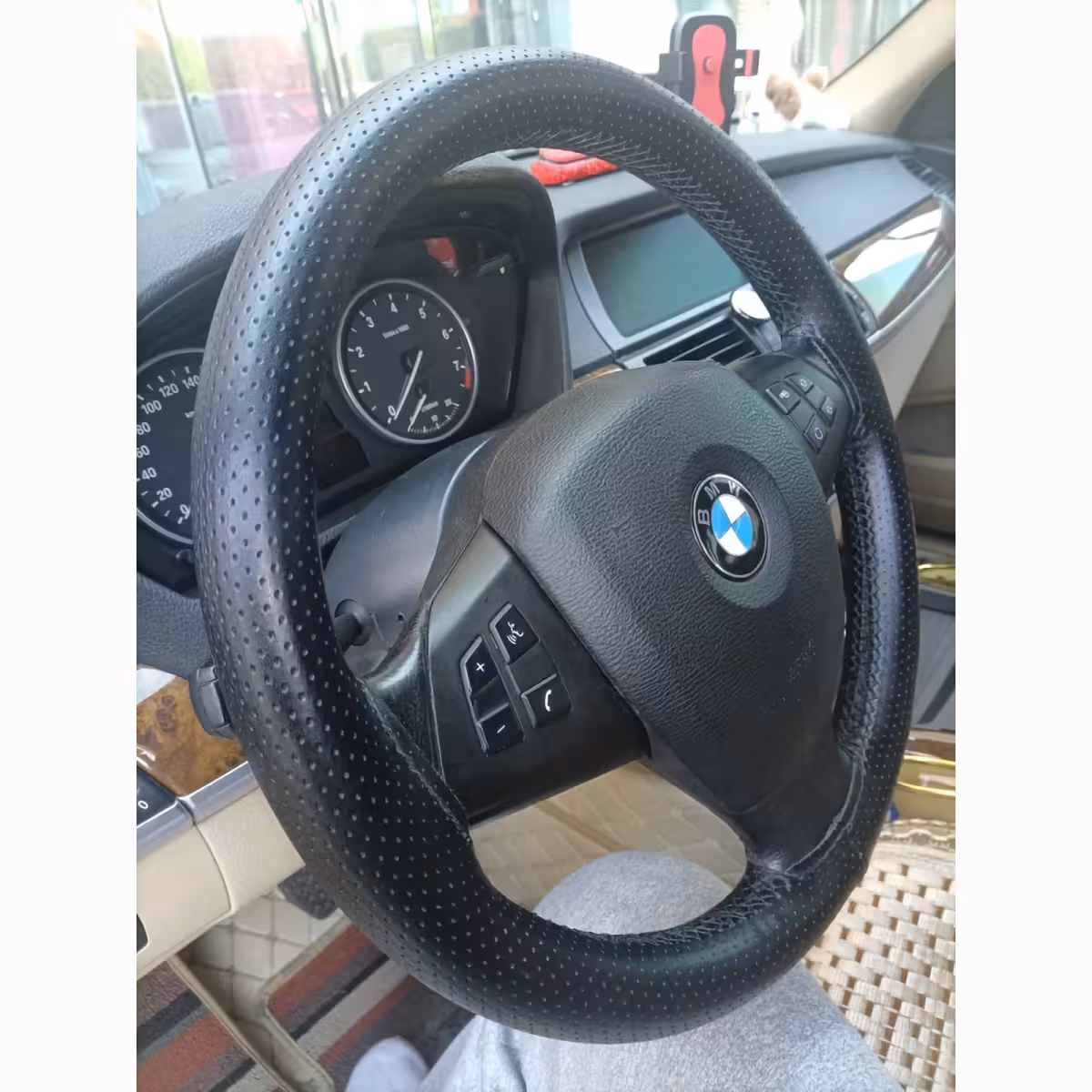 Pokrowiec na kierownicę łatwy w montażu poprzez ręczne szycie