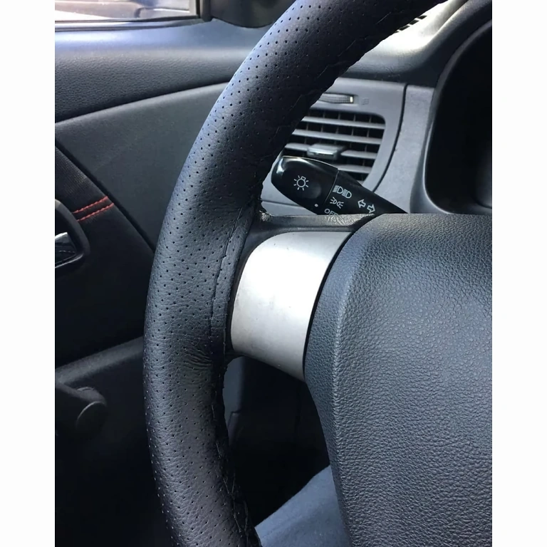 Premium perforowany pokrowiec na kierownicę ze sznurkiem Premium pokrowiec na kierownicę, perforowana skóra, sportowy design