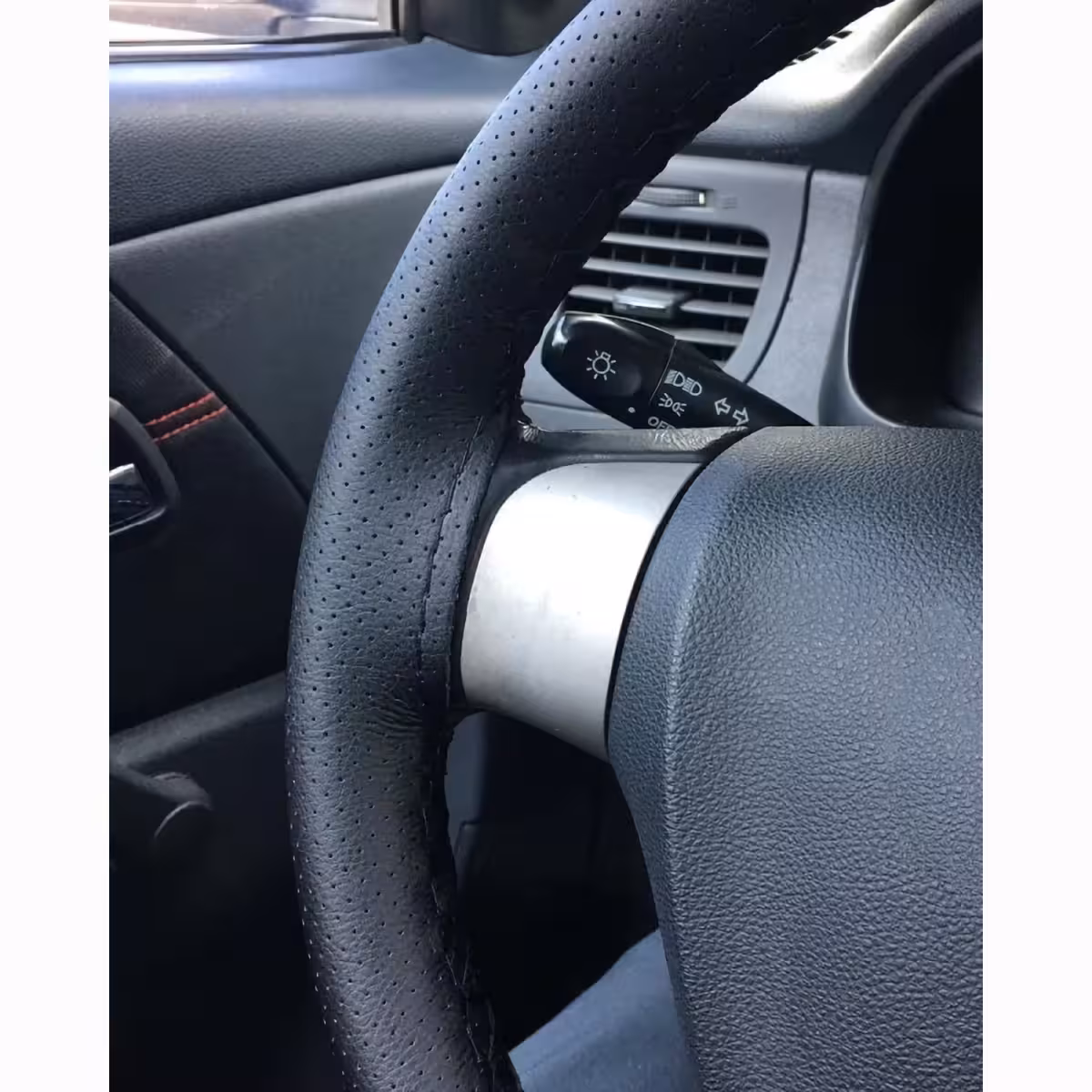 Premium pokrowiec na kierownicę, perforowana skóra, sportowy design