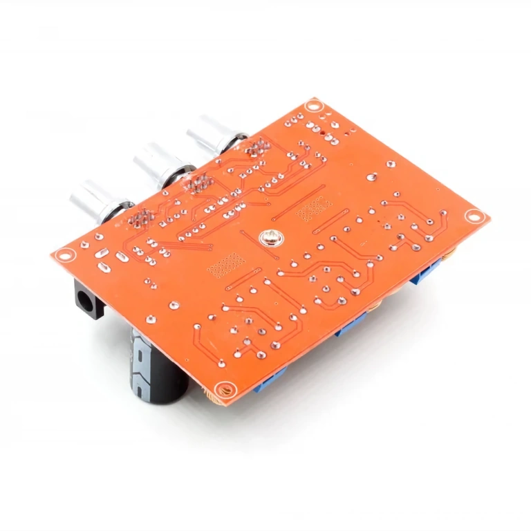 Widok tylnej strony płytki XH-M139 Zdjęcie tylnej części modułu audio XH-M139, w tym złącz i ścieżek