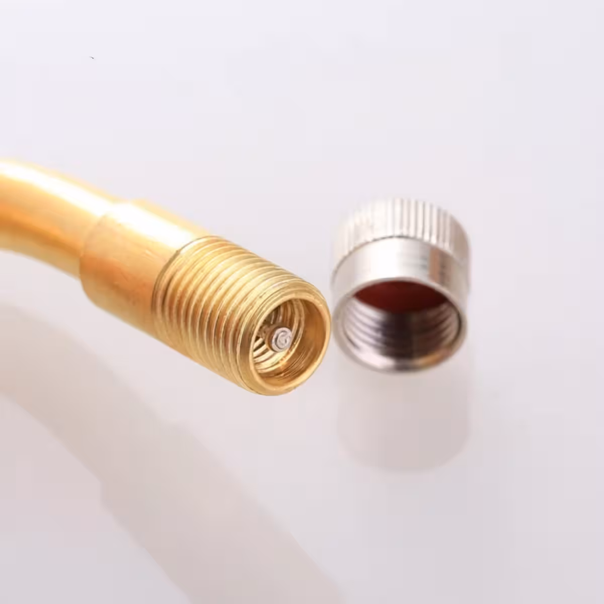 Solidny przedłużacz do wentyla opon samochodowych lub ciężarowych