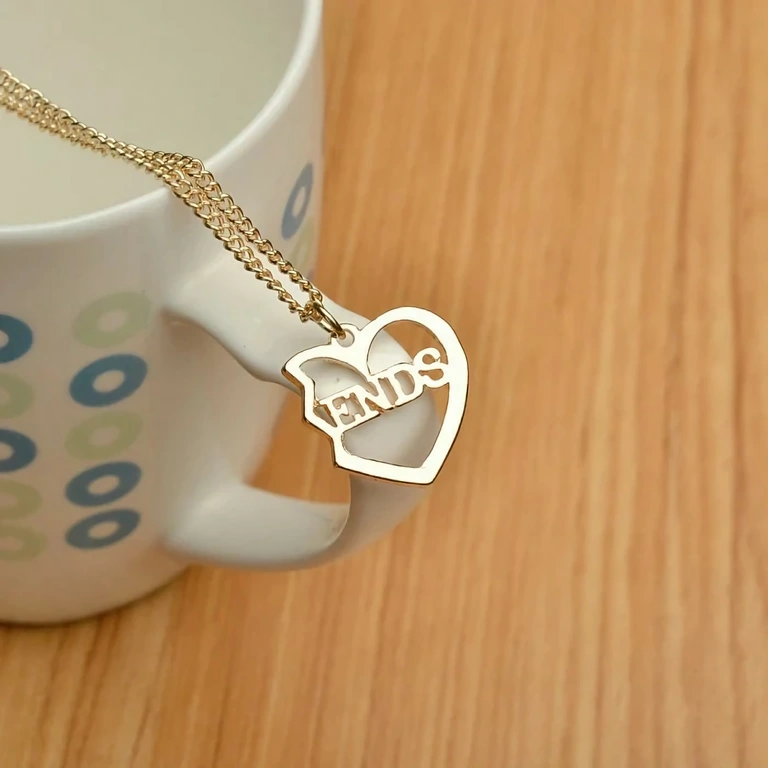 Trzy złote bransoletki dla najlepszych przyjaciół – zawieszki w kształcie serca