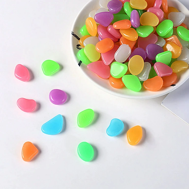 Zestaw 100 kamieni fosforyzujących Dekoracyjny pakiet 100 kamieni fosforyzujących