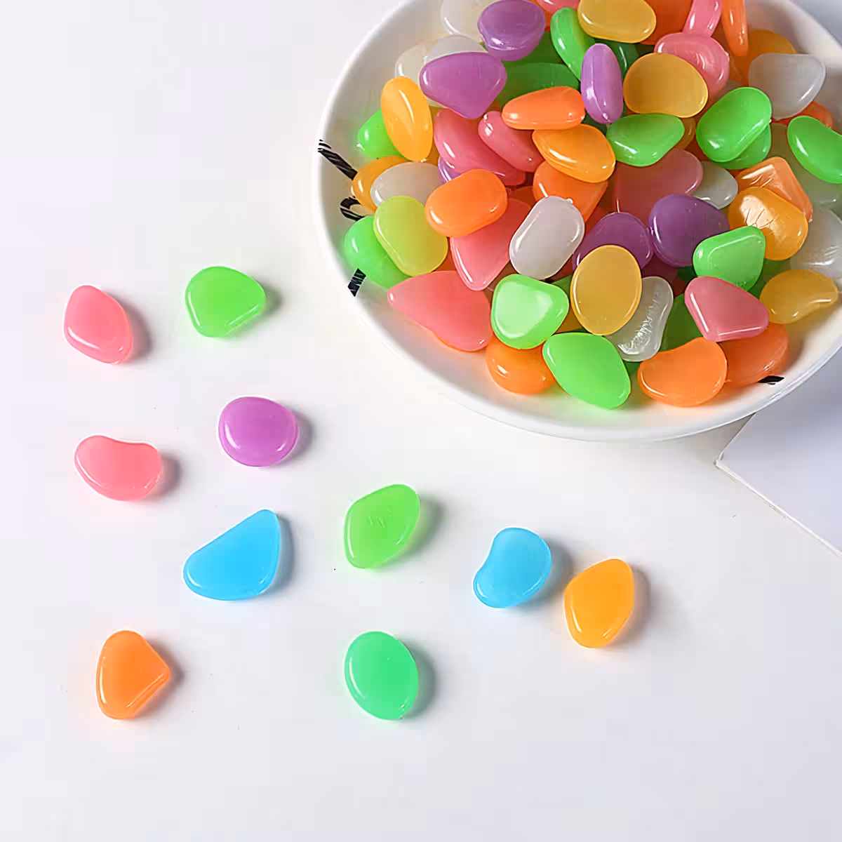 Dekoracyjny pakiet 100 kamieni fosforyzujących