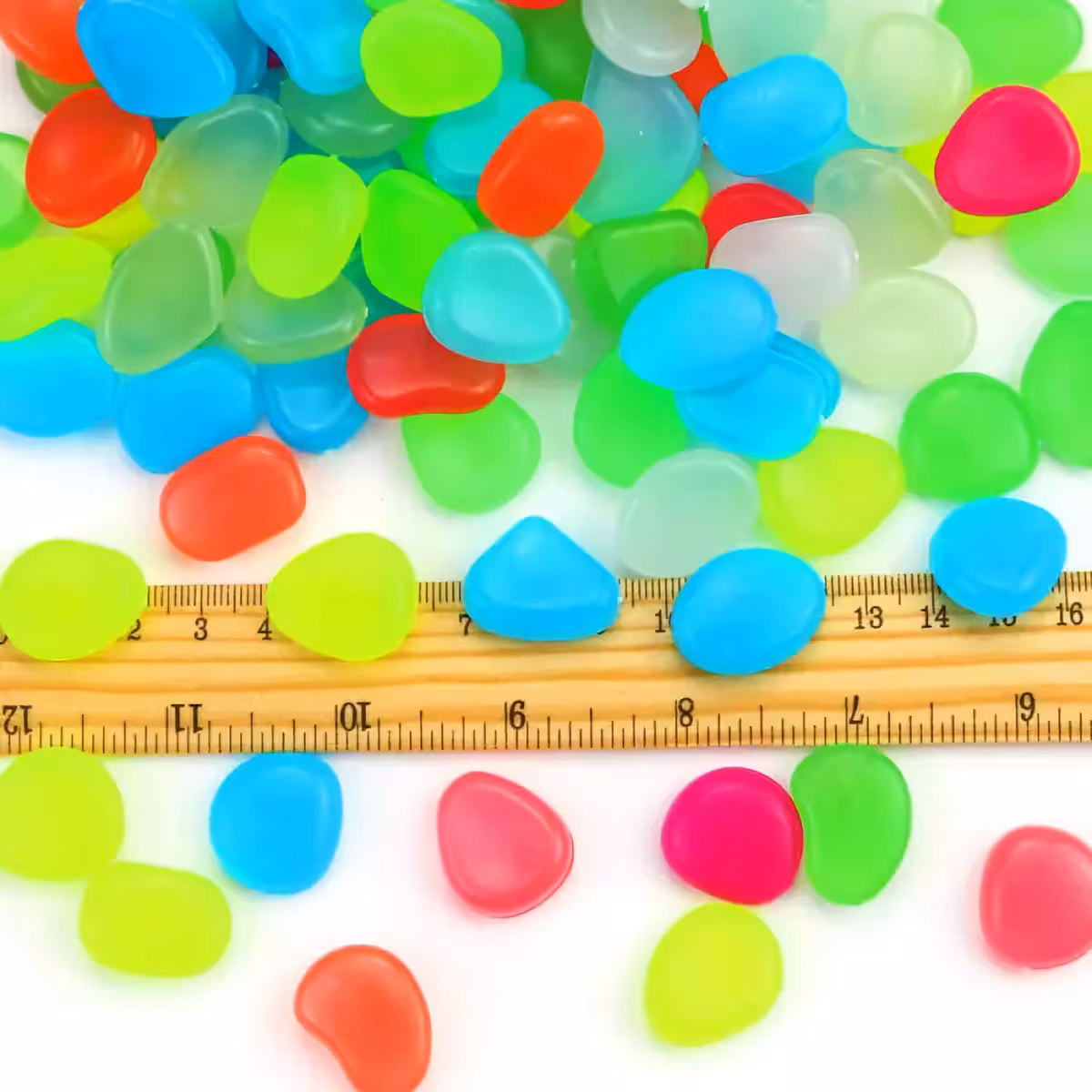 Kamyczki z żywicy z pigmentem fotoluminescencyjnym