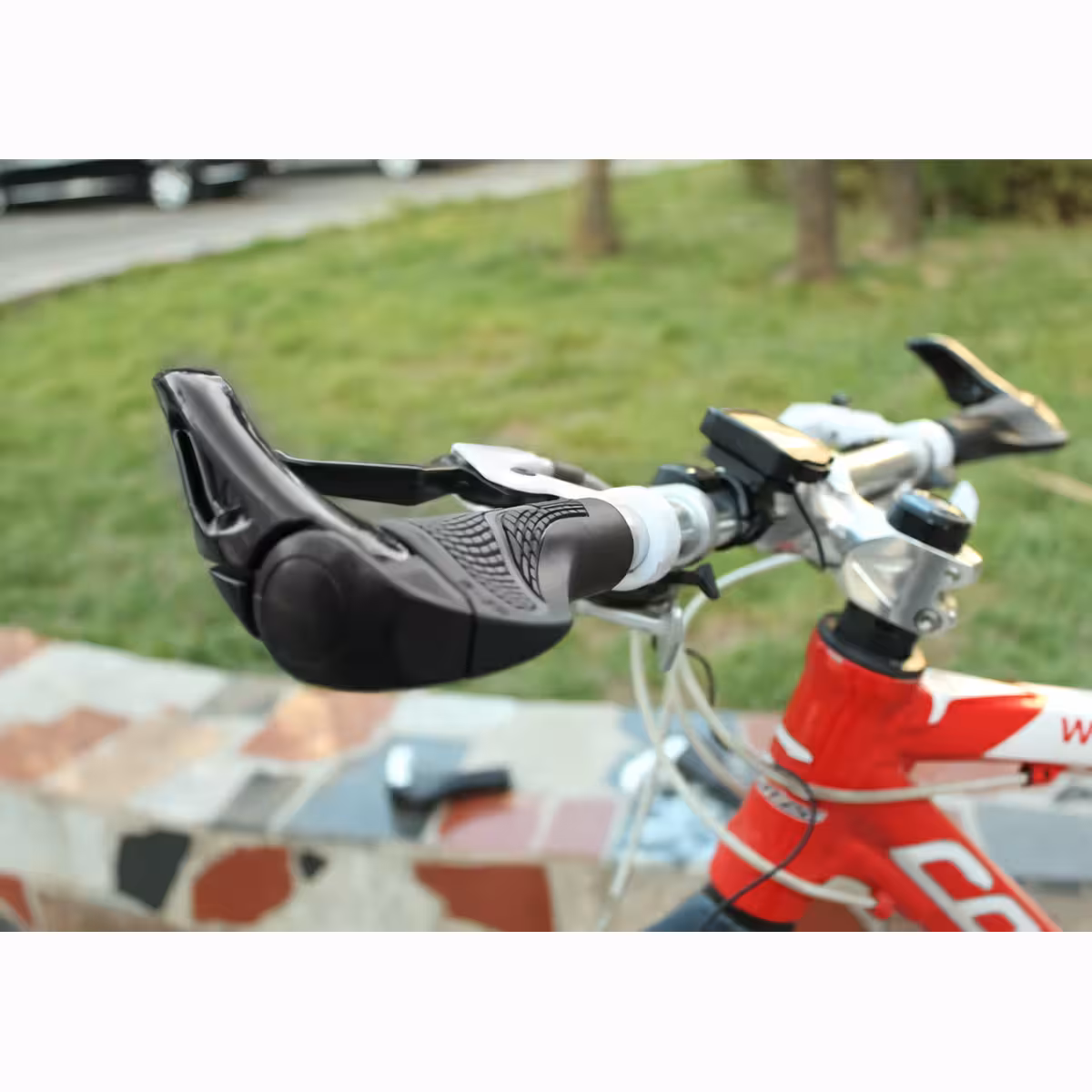 Gripy MTB lub miejskie, pewny system mocowania i komfort podczas pedałowania