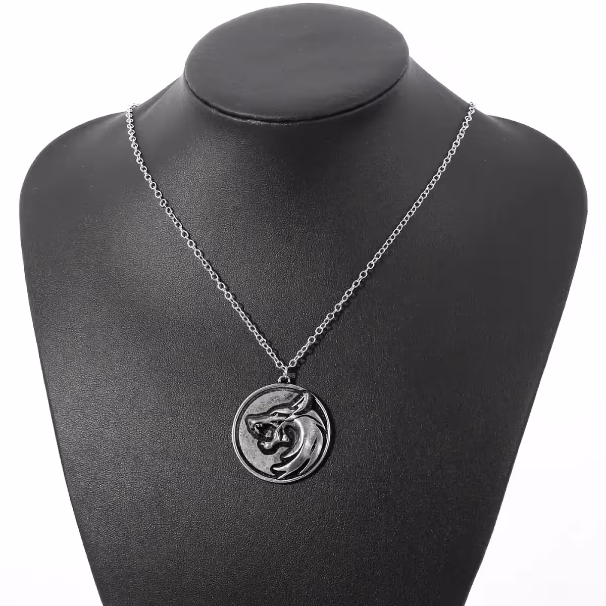 Przedmiot kolekcjonerski Wiedźmin – naszyjnik 50 cm i brelok 9,5 cm