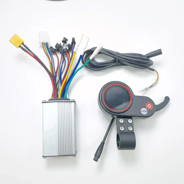 Kompletny zestaw sterownik + LCD + manetka 48V Kompletny zestaw 48V z kontrolerem, ekranem i manetką gazu