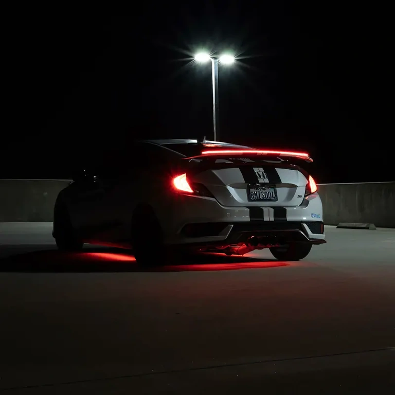 Spoiler z diodą LED do hamulca montowany na bagażniku