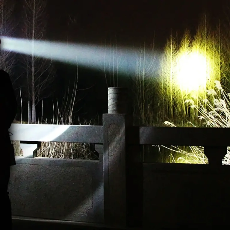 Latarka LED do użytku zewnętrznego, wodoodporna i z akumulatorem