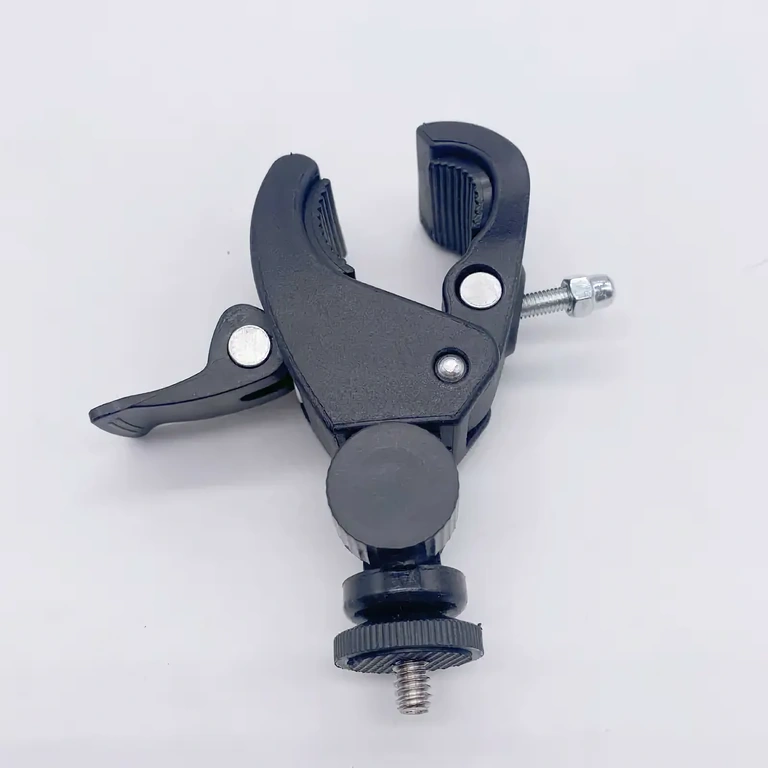 Bezpieczne i stabilne mocowanie kamery na kierownicy do dynamicznych przygód