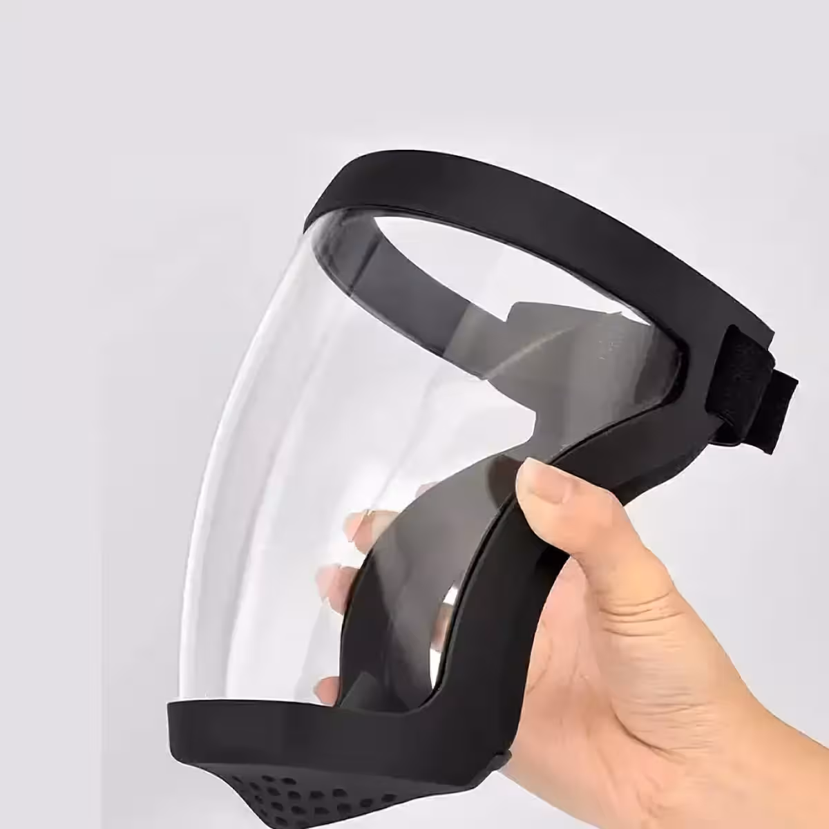 Zbliżenie maski ochronnej z przezroczystą szybą z poliwęglanu