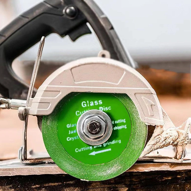 Discul montat pe un polizor unghiular standard