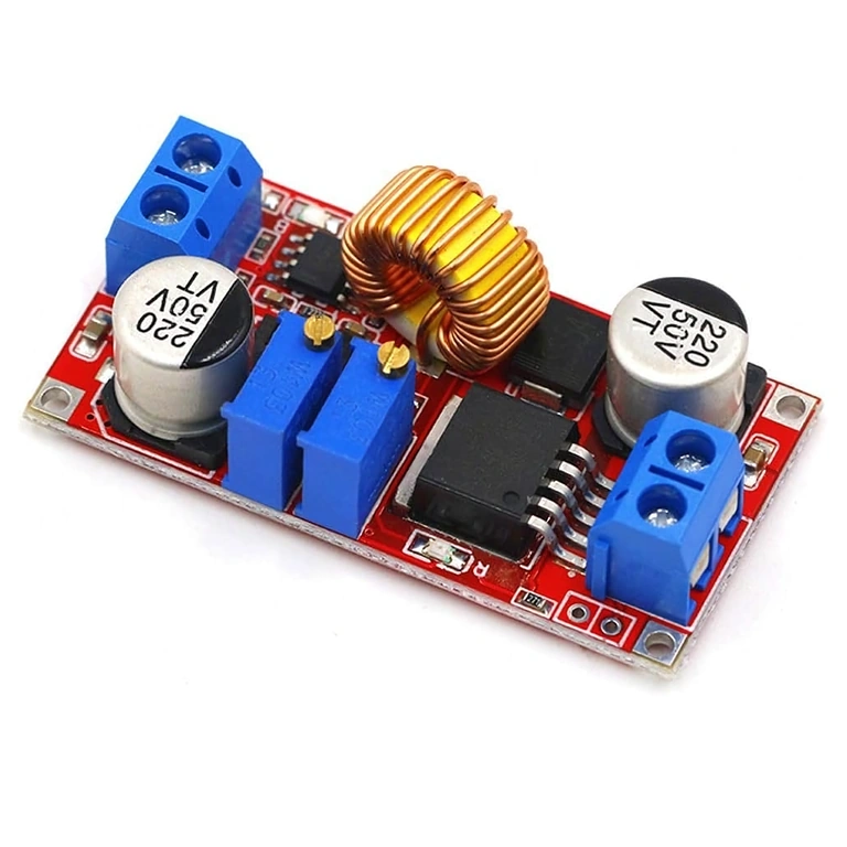 Szczegółowy widok układu XL4015 na module step-down DC-DC