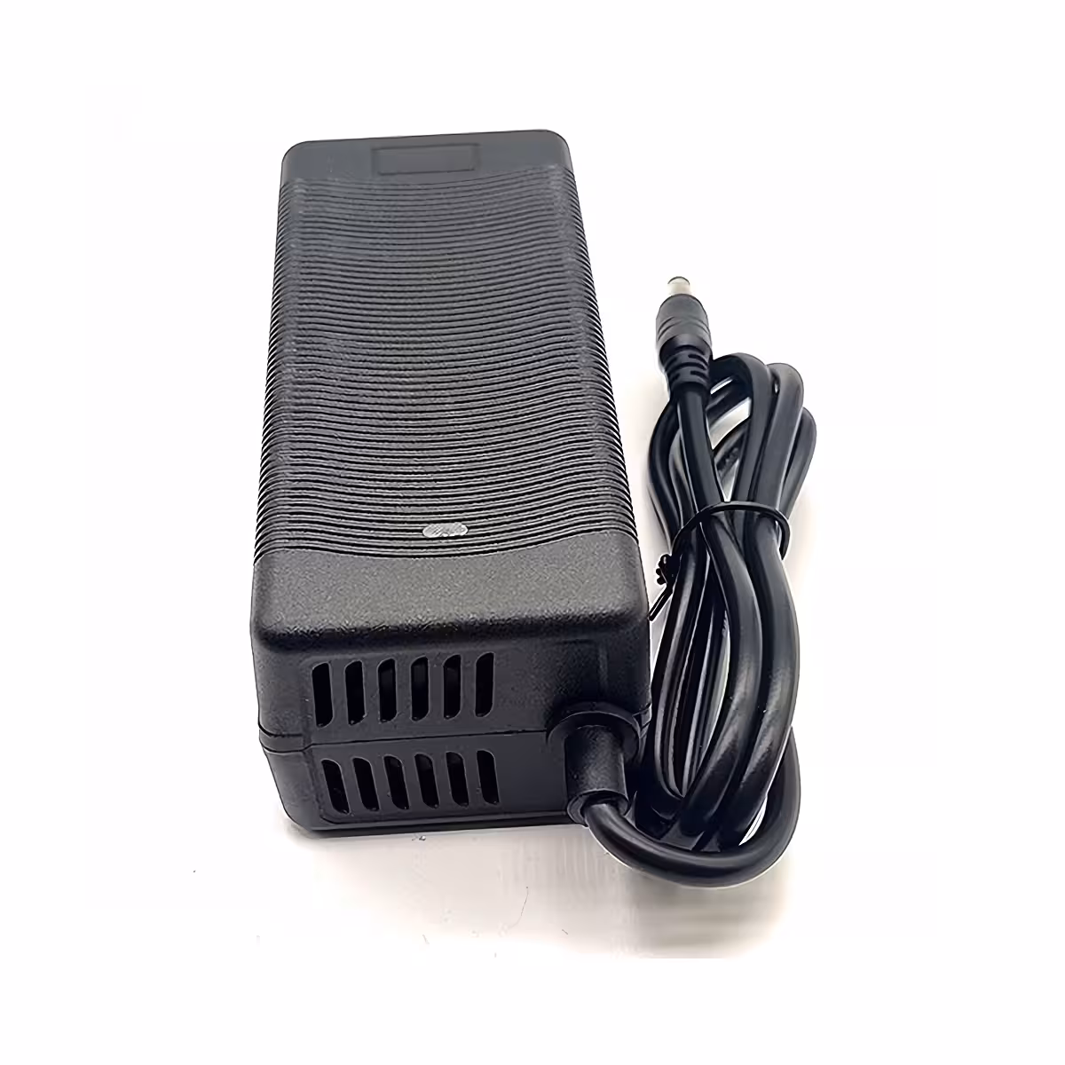 Ładowarka 36V–42V 3A, wysoka efektywność i niskie zużycie energii