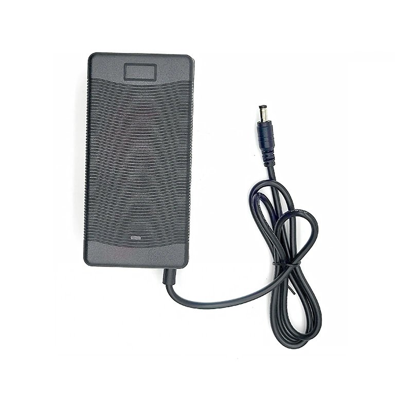Ładowarka Li-Ion 21V 2A z długim kablem 250 cm – idealna do akumulatorów 18V Li-Ion i sprzętu przenośnego