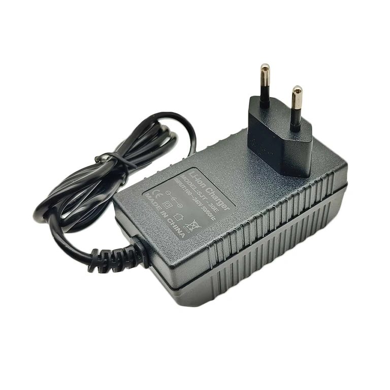 Ładowarka Li-Ion 12,6V – widok tylny z wtykiem jack 5,5×2,1 mm Ładowarka Li-Ion 12.6V – widok tylny z wtykiem jack 5.5×2.1mm do ładowania baterii 10.8V, wskaźnik LED w zestawie