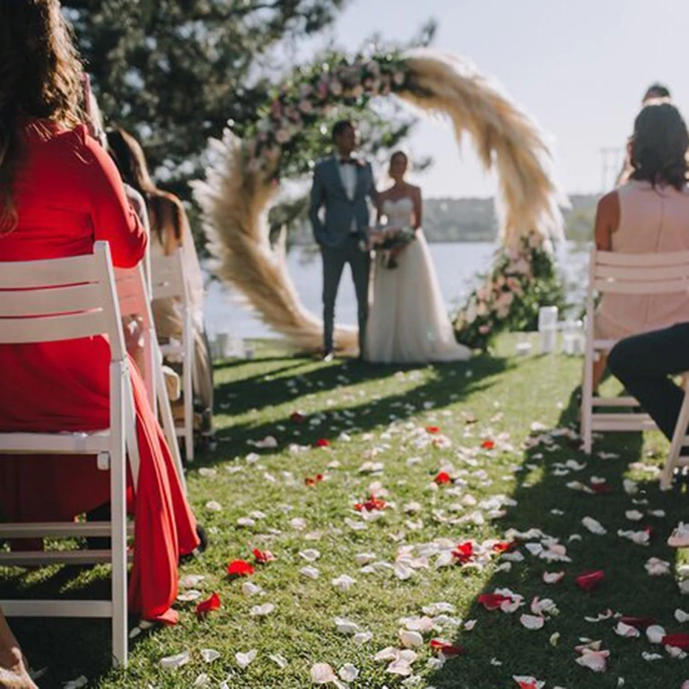 Romantyczna dekoracja z sztucznych płatków Sztuczne białe płatki do romantycznej dekoracji Walentynek