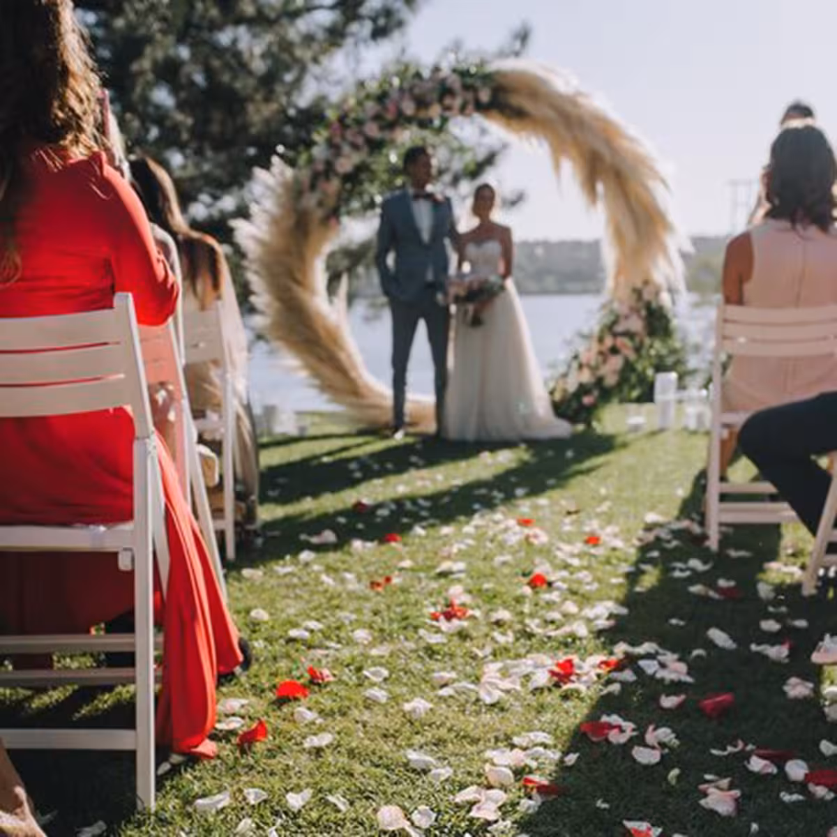 Sztuczne białe płatki do romantycznej dekoracji Walentynek