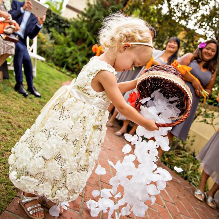 Dekoracja ślubna z białych płatków Sztuczne białe płatki do dekoracji przejścia ślubnego