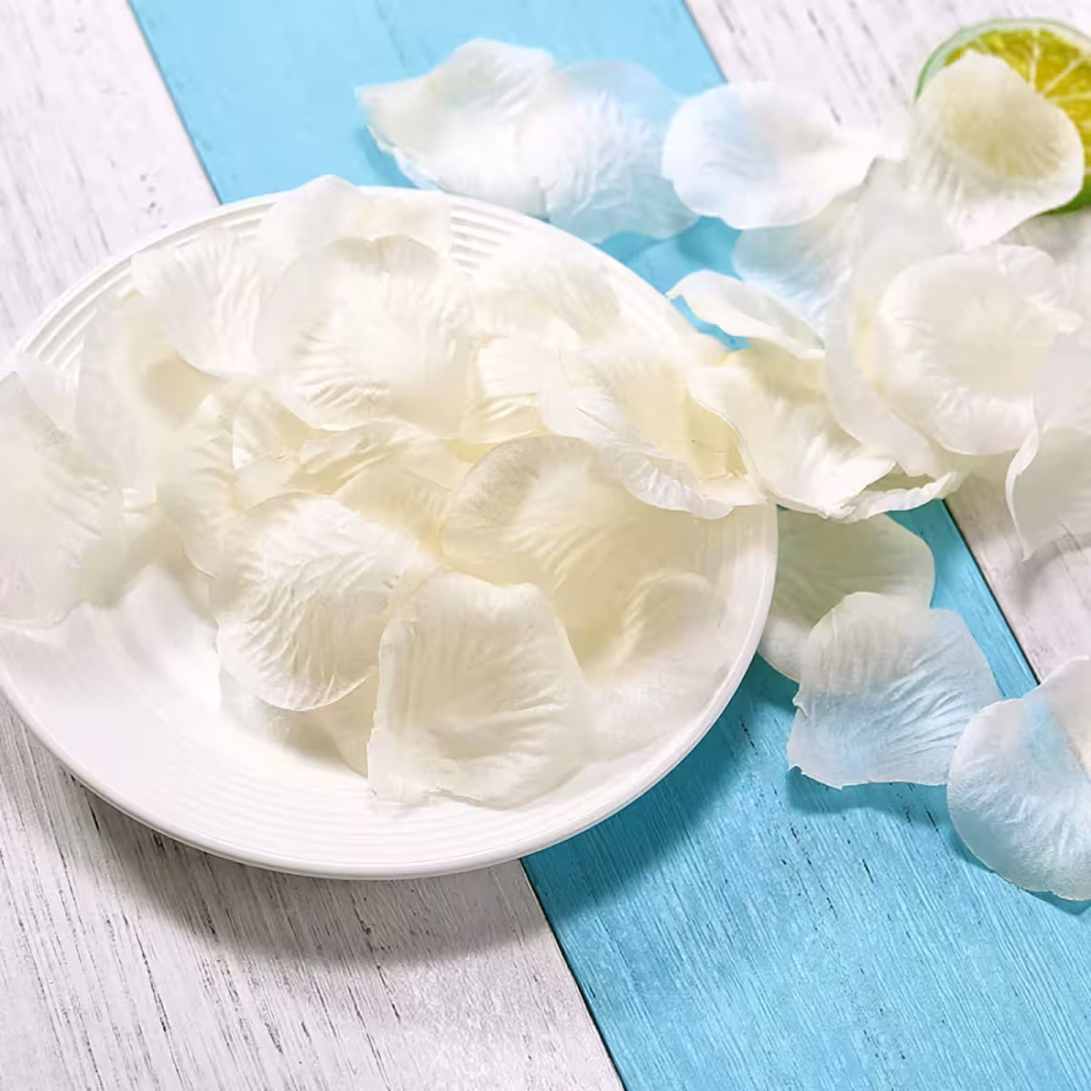 Sztuczne białe płatki rozsypane na podłodze dla eleganckiego efektu