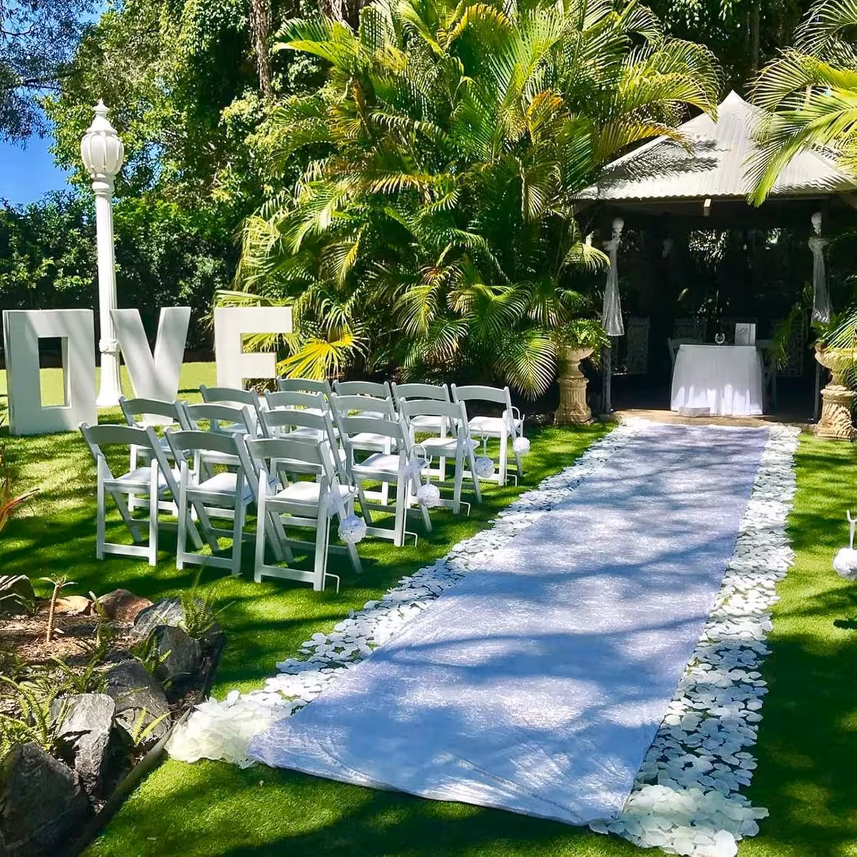 Sztuczne białe płatki do eleganckiej dekoracji rocznicowej