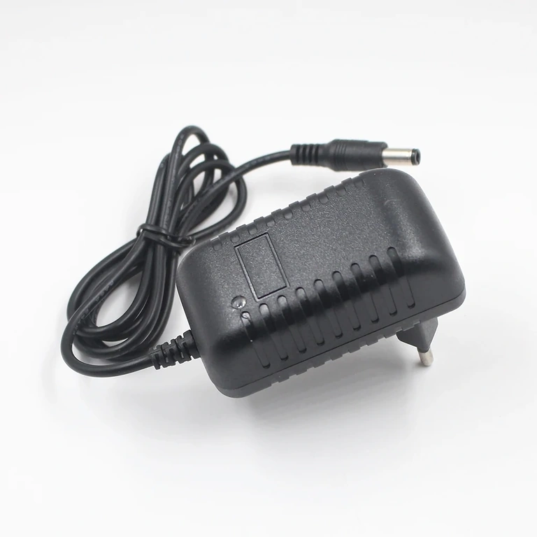 Ładowarka z wskaźnikiem LED Ładowarka LiFePO4 z czerwono-zielonym wskaźnikiem LED stanu ładowania