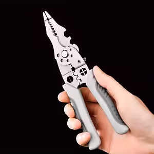 Widok z przodu wielofunkcyjnych szczypiec elektryka do przewodów.