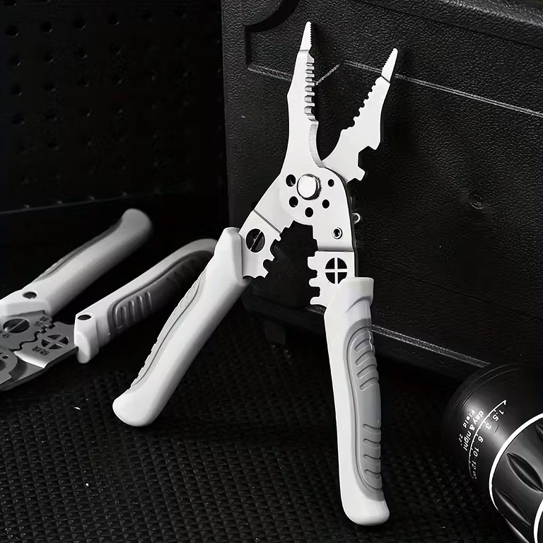 Otwory kalibrowane do ściągania izolacji Otwory skalibrowane do precyzyjnego ściągania izolacji przewodów o różnych średnicach.